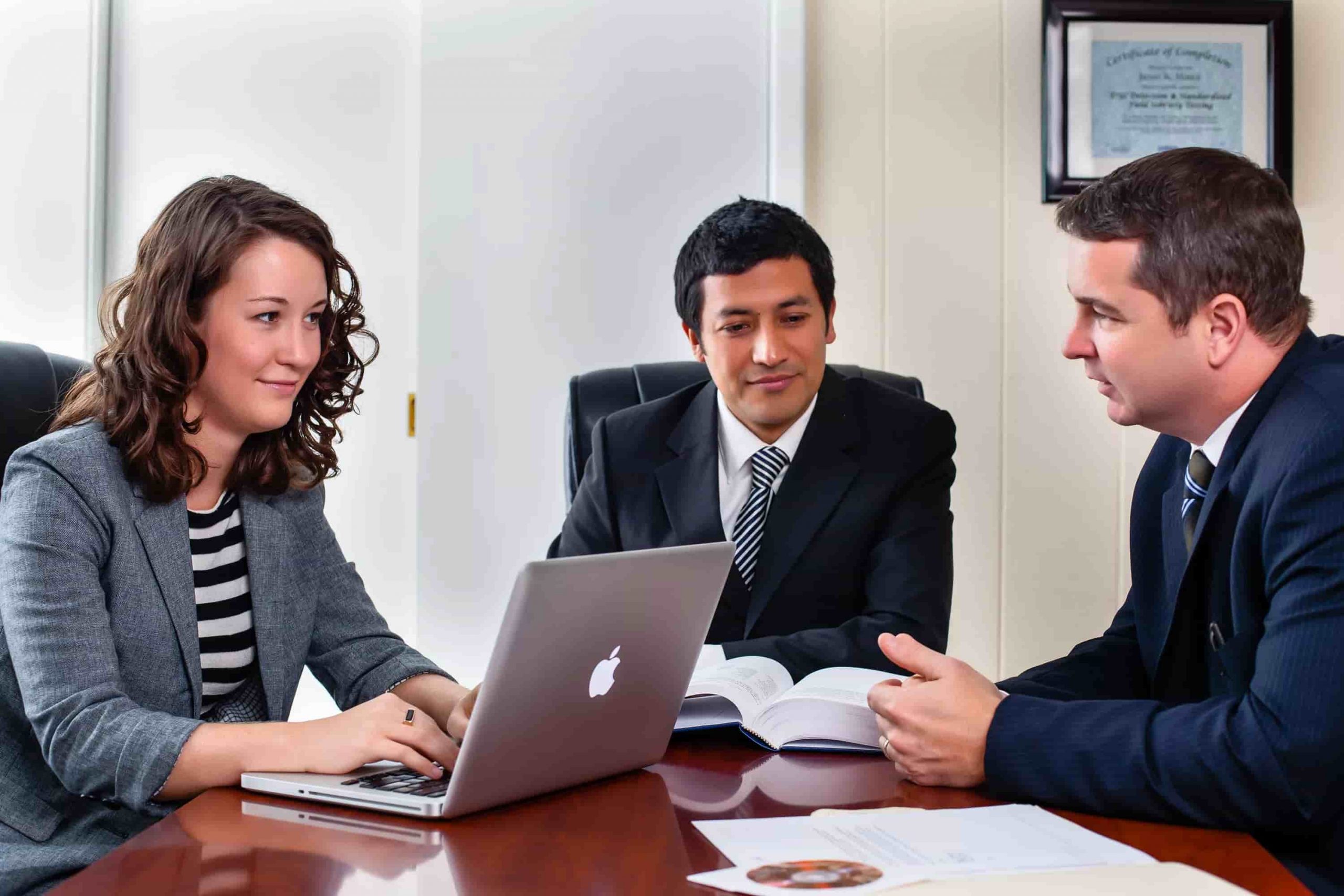 Правовой консультант для бизнеса: стратегия выбора профессионального юридического сопровождения - 1